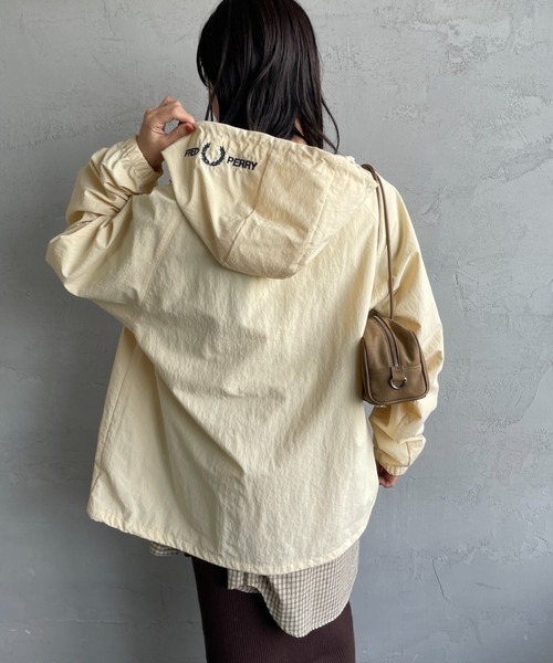FRED PERRY（フレッドペリー）の「[FRED PERRY/フレッドペリー] 別注  フード刺繍 ナイロンシェルジャケット（ナイロンジャケット・レディース・ブラック/アイボリー/ベージュ・S/L/M）」の6枚目の写真