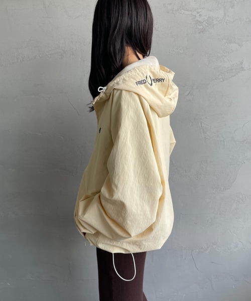 FRED PERRY（フレッドペリー）の「[FRED PERRY/フレッドペリー] 別注  フード刺繍 ナイロンシェルジャケット（ナイロンジャケット・レディース・ブラック/アイボリー/ベージュ・S/L/M）」の12枚目の写真