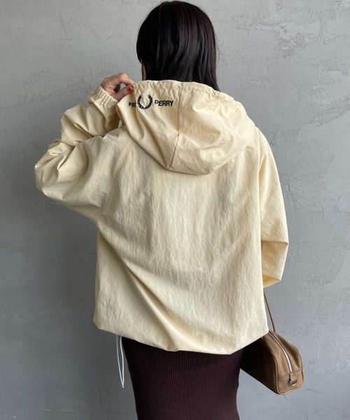 FRED PERRY（フレッドペリー）の「[FRED PERRY/フレッドペリー] 別注  フード刺繍 ナイロンシェルジャケット（ナイロンジャケット・レディース・ブラック/アイボリー/ベージュ・S/L/M）」の13枚目の写真