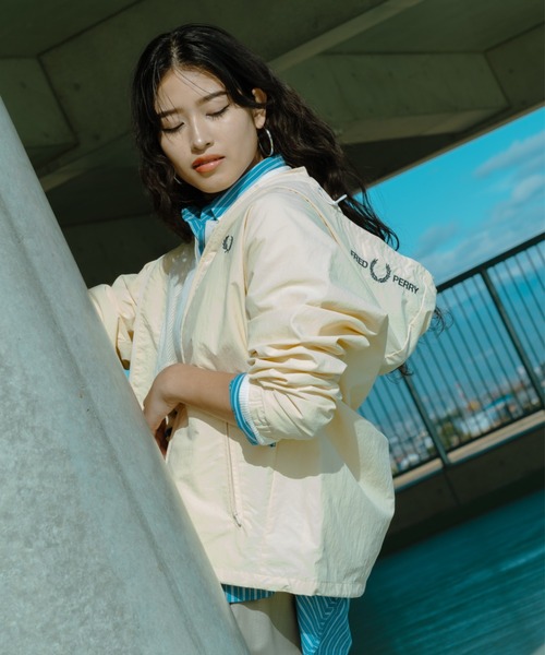 FRED PERRY/フレッドペリー] 別注 フード刺繍 ナイロンシェル