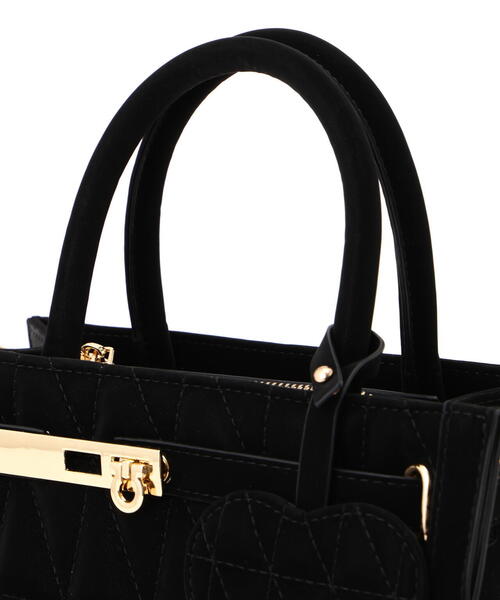 EDIT COLOGNE（エディットコロン）の「ハートチャーム付きキルティングトートバッグ（ショルダーバッグ・レディース・ブラック/オフホワイト/ベージュ・ﾌﾘ-）」の4枚目の写真