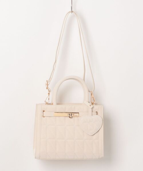 EDIT COLOGNE（エディットコロン）の「ハートチャーム付きキルティングトートバッグ（ショルダーバッグ・レディース・ブラック/オフホワイト/ベージュ・ﾌﾘ-）」の16枚目の写真