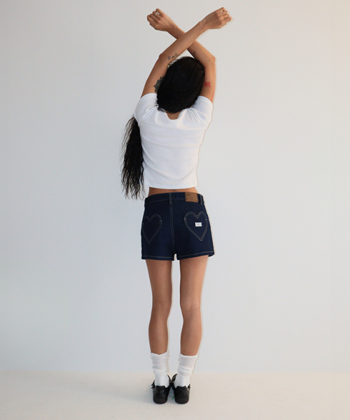 RONRON(ロンロン)の「HEART POCKET MINI SHORT DENIM PANTS INDIGO BLUE(その他パンツ・レディース・その他・SMALL/MEDIUM)」の4枚目の写真