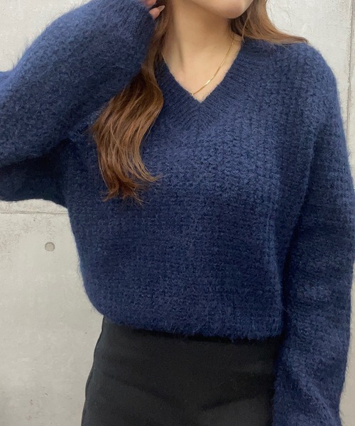 ROGER AND RAW(ロジャーアンドロウ)の「モヘアタッチVネックニットトップス(ニット/セーター・レディース・ブラック/ネイビー/グレー/カーキ・FREE)」の6枚目の写真