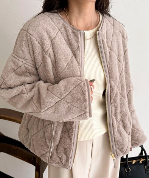 fredy emue（フレディエミュ）の「ファーキルトジップコート（ムートンコート・レディース・ブラウン/グレイッシュベージュ/チャコールグレー・38）」の3枚目の写真