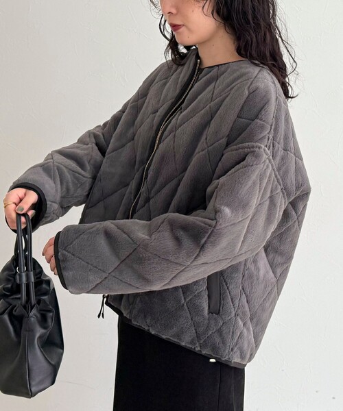 fredy emue（フレディエミュ）の「ファーキルトジップコート（ムートンコート・レディース・ブラウン/グレイッシュベージュ/チャコールグレー・38）」の2枚目の写真