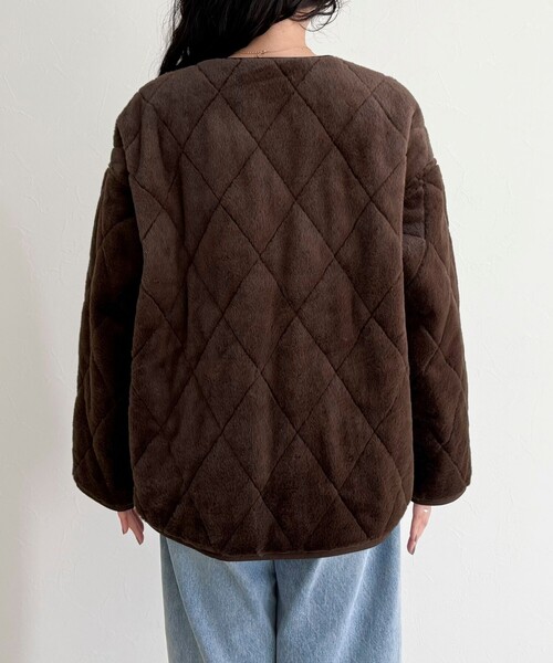 fredy emue（フレディエミュ）の「ファーキルトジップコート（ムートンコート・レディース・ブラウン/グレイッシュベージュ/チャコールグレー・38）」の4枚目の写真