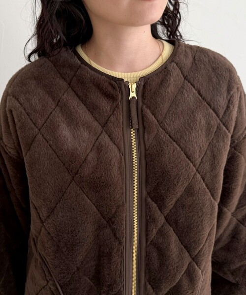 fredy emue（フレディエミュ）の「ファーキルトジップコート（ムートンコート・レディース・ブラウン/グレイッシュベージュ/チャコールグレー・38）」の5枚目の写真