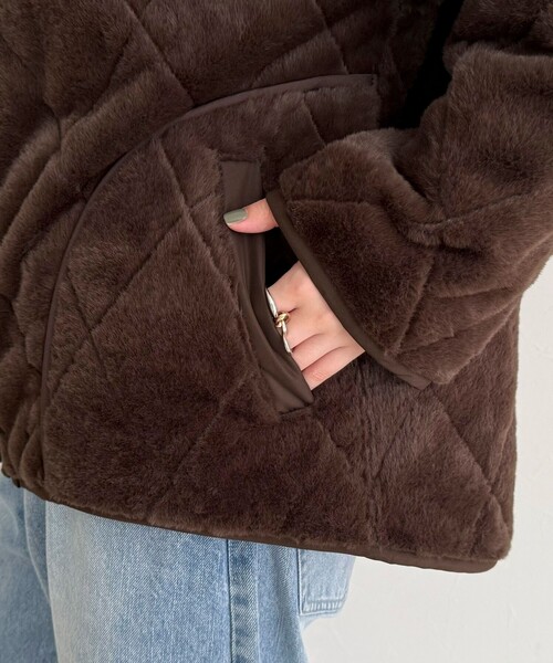 fredy emue（フレディエミュ）の「ファーキルトジップコート（ムートンコート・レディース・ブラウン/グレイッシュベージュ/チャコールグレー・38）」の7枚目の写真