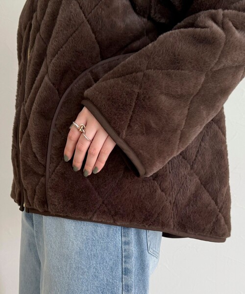 fredy emue（フレディエミュ）の「ファーキルトジップコート（ムートンコート・レディース・ブラウン/グレイッシュベージュ/チャコールグレー・38）」の8枚目の写真