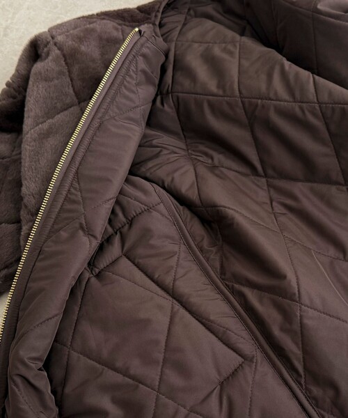 fredy emue（フレディエミュ）の「ファーキルトジップコート（ムートンコート・レディース・ブラウン/グレイッシュベージュ/チャコールグレー・38）」の9枚目の写真