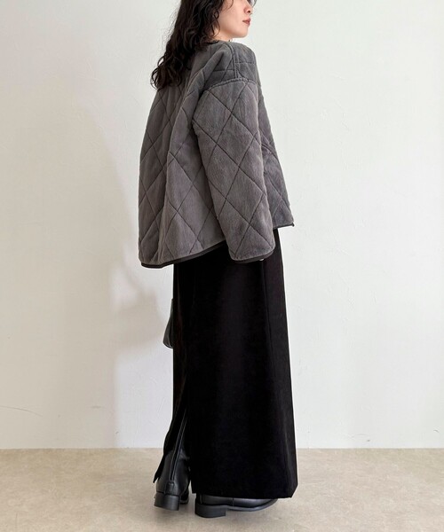 fredy emue（フレディエミュ）の「ファーキルトジップコート（ムートンコート・レディース・ブラウン/グレイッシュベージュ/チャコールグレー・38）」の11枚目の写真