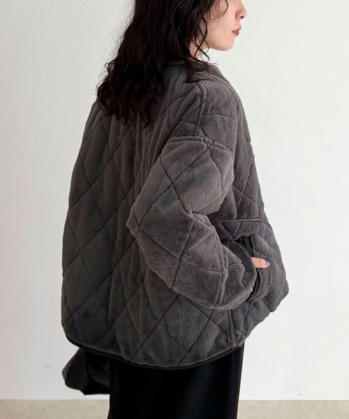 fredy emue（フレディエミュ）の「ファーキルトジップコート（ムートンコート・レディース・ブラウン/グレイッシュベージュ/チャコールグレー・38）」の15枚目の写真