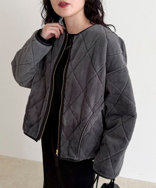 fredy emue（フレディエミュ）の「ファーキルトジップコート（ムートンコート・レディース・ブラウン/グレイッシュベージュ/チャコールグレー・38）」の16枚目の写真