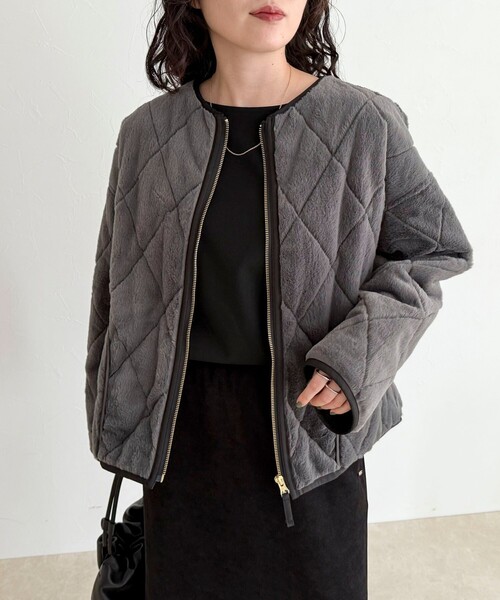 fredy emue（フレディエミュ）の「ファーキルトジップコート（ムートンコート・レディース・ブラウン/グレイッシュベージュ/チャコールグレー・38）」の17枚目の写真