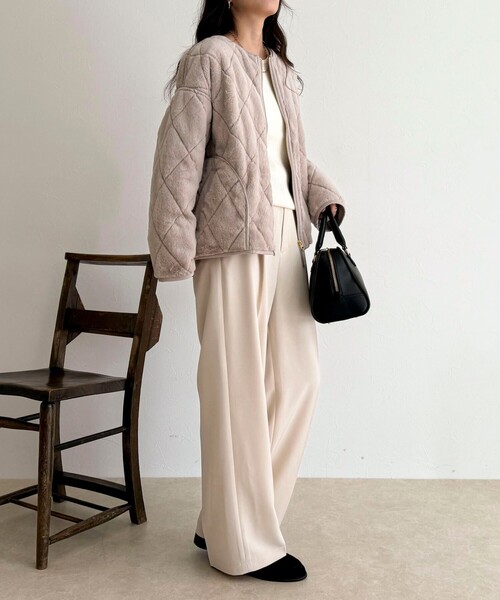 fredy emue（フレディエミュ）の「ファーキルトジップコート（ムートンコート・レディース・ブラウン/グレイッシュベージュ/チャコールグレー・38）」の19枚目の写真