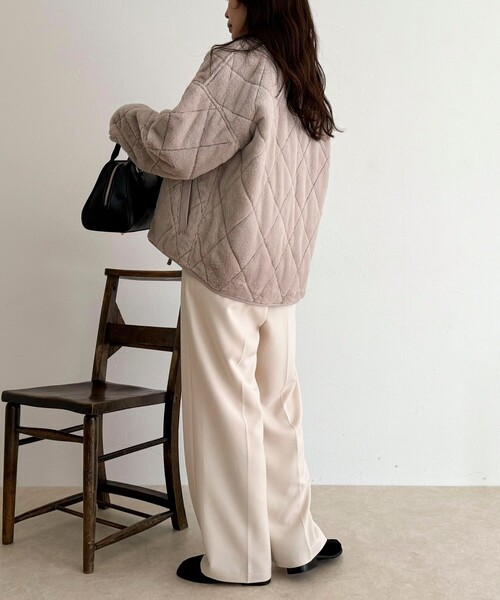 fredy emue（フレディエミュ）の「ファーキルトジップコート（ムートンコート・レディース・ブラウン/グレイッシュベージュ/チャコールグレー・38）」の21枚目の写真