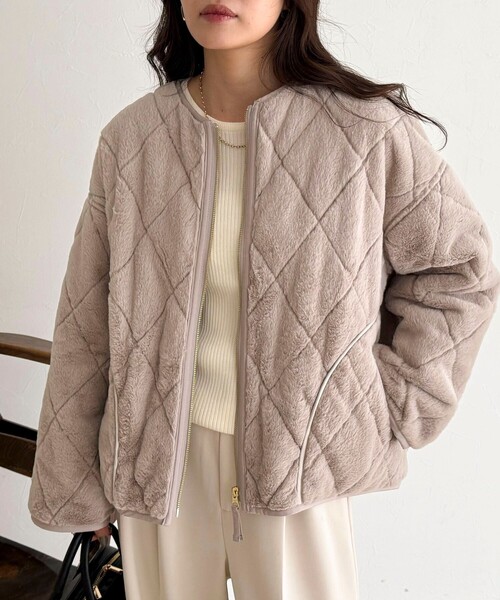 fredy emue（フレディエミュ）の「ファーキルトジップコート（ムートンコート・レディース・ブラウン/グレイッシュベージュ/チャコールグレー・38）」の22枚目の写真