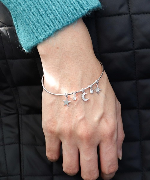 Three Four Time（ｽﾘｰﾌｫｰﾀｲﾑ）の「星月チャームバングル（バングル/リストバンド・レディース・シルバー/ゴールド・FREE）」の3枚目の写真