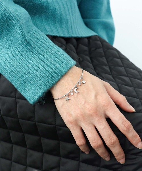 Three Four Time（ｽﾘｰﾌｫｰﾀｲﾑ）の「星月チャームバングル（バングル/リストバンド・レディース・シルバー/ゴールド・FREE）」の4枚目の写真