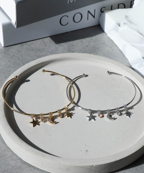 Three Four Time（ｽﾘｰﾌｫｰﾀｲﾑ）の「星月チャームバングル（バングル/リストバンド・レディース・シルバー/ゴールド・FREE）」の7枚目の写真