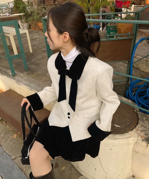 UNE MANSION（ユヌマンション）の「【SETUPアイテム】【取り外し可能なベルベットリボン付き】フロントアシンメトリーボタンツイードジャケット＆ベルベットプリーツミニスカートSET UP（ワンピース・レディース・アイボリー/ブラック・SMALL/MEDIUM）」の2枚目の写真