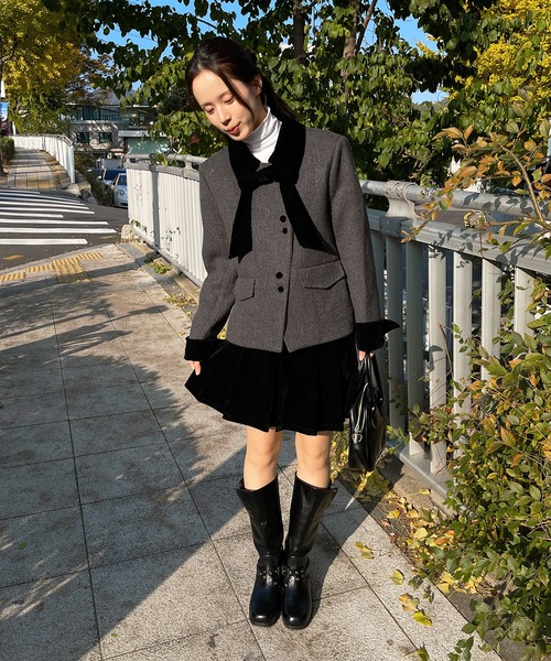 UNE MANSION（ユヌマンション）の「【SETUPアイテム】【取り外し可能なベルベットリボン付き】フロントアシンメトリーボタンツイードジャケット＆ベルベットプリーツミニスカートSET UP（ワンピース・レディース・アイボリー/ブラック・SMALL/MEDIUM）」の15枚目の写真