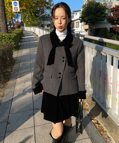 UNE MANSION（ユヌマンション）の「【SETUPアイテム】【取り外し可能なベルベットリボン付き】フロントアシンメトリーボタンツイードジャケット＆ベルベットプリーツミニスカートSET UP（ワンピース・レディース・アイボリー/ブラック・SMALL/MEDIUM）」の16枚目の写真