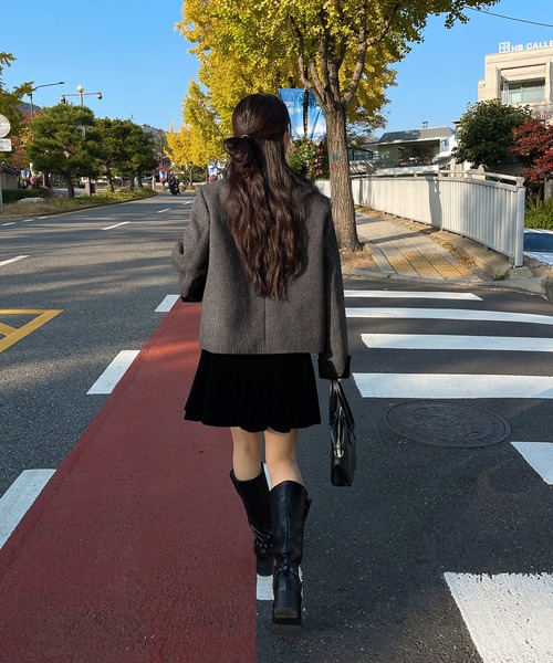 UNE MANSION（ユヌマンション）の「【SETUPアイテム】【取り外し可能なベルベットリボン付き】フロントアシンメトリーボタンツイードジャケット＆ベルベットプリーツミニスカートSET UP（ワンピース・レディース・アイボリー/ブラック・SMALL/MEDIUM）」の20枚目の写真