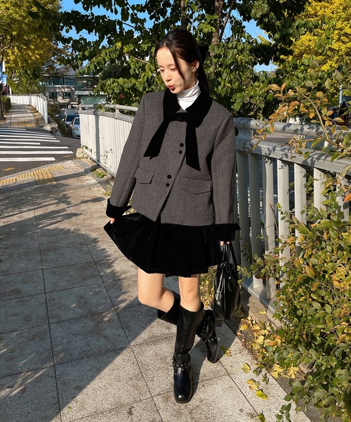 UNE MANSION（ユヌマンション）の「【SETUPアイテム】【取り外し可能なベルベットリボン付き】フロントアシンメトリーボタンツイードジャケット＆ベルベットプリーツミニスカートSET UP（ワンピース・レディース・アイボリー/ブラック・SMALL/MEDIUM）」の13枚目の写真