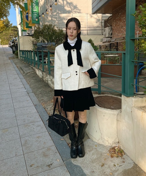 UNE MANSION（ユヌマンション）の「【SETUPアイテム】【取り外し可能なベルベットリボン付き】フロントアシンメトリーボタンツイードジャケット＆ベルベットプリーツミニスカートSET UP（ワンピース・レディース・アイボリー/ブラック・SMALL/MEDIUM）」の3枚目の写真