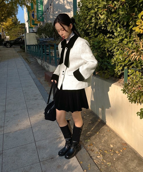 UNE MANSION（ユヌマンション）の「【SETUPアイテム】【取り外し可能なベルベットリボン付き】フロントアシンメトリーボタンツイードジャケット＆ベルベットプリーツミニスカートSET UP（ワンピース・レディース・アイボリー/ブラック・SMALL/MEDIUM）」の4枚目の写真