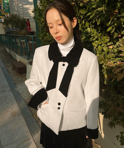 UNE MANSION（ユヌマンション）の「【SETUPアイテム】【取り外し可能なベルベットリボン付き】フロントアシンメトリーボタンツイードジャケット＆ベルベットプリーツミニスカートSET UP（ワンピース・レディース・アイボリー/ブラック・SMALL/MEDIUM）」の5枚目の写真