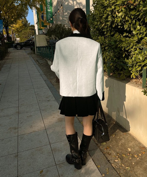 UNE MANSION（ユヌマンション）の「【SETUPアイテム】【取り外し可能なベルベットリボン付き】フロントアシンメトリーボタンツイードジャケット＆ベルベットプリーツミニスカートSET UP（ワンピース・レディース・アイボリー/ブラック・SMALL/MEDIUM）」の8枚目の写真