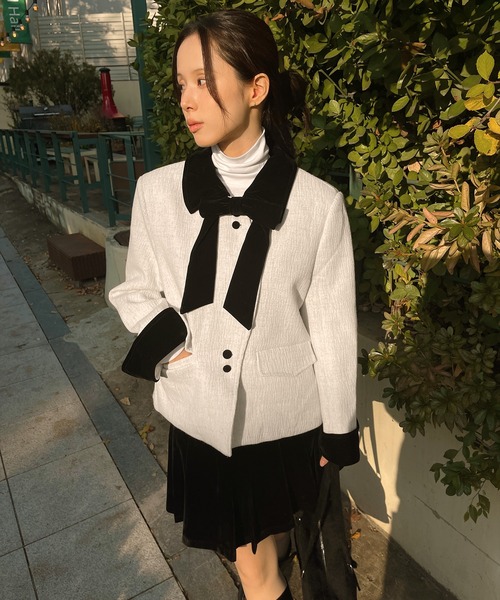 UNE MANSION（ユヌマンション）の「【SETUPアイテム】【取り外し可能なベルベットリボン付き】フロントアシンメトリーボタンツイードジャケット＆ベルベットプリーツミニスカートSET UP（ワンピース・レディース・アイボリー/ブラック・SMALL/MEDIUM）」の9枚目の写真