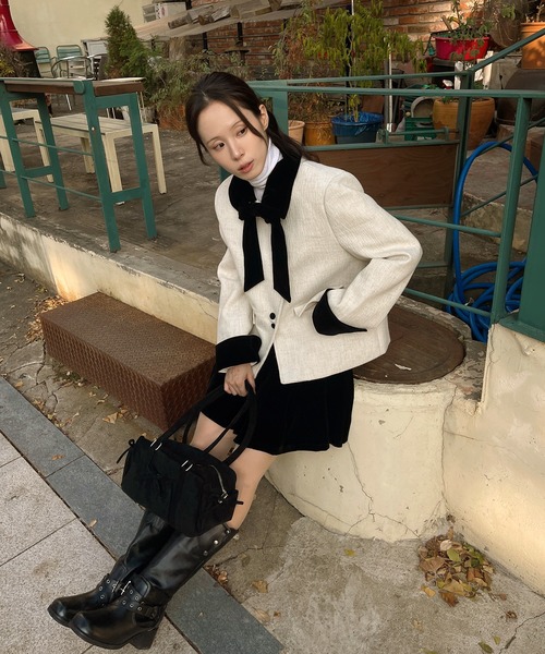 UNE MANSION（ユヌマンション）の「【SETUPアイテム】【取り外し可能なベルベットリボン付き】フロントアシンメトリーボタンツイードジャケット＆ベルベットプリーツミニスカートSET UP（ワンピース・レディース・アイボリー/ブラック・SMALL/MEDIUM）」の11枚目の写真