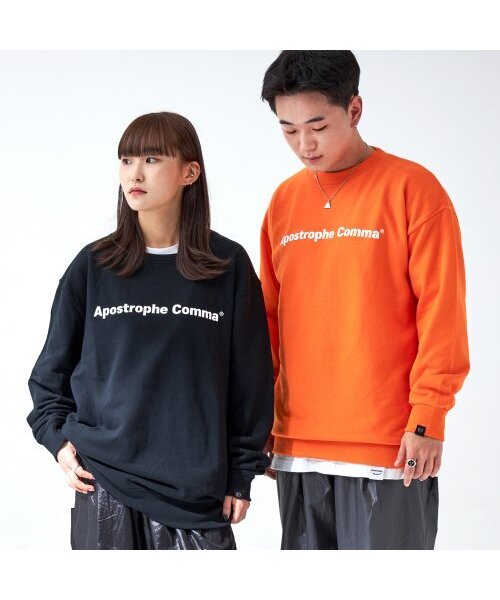 APOSTROPHE COMMA(アポストロフィコンマ)の「ベーシックフルネームロゴスウェットシャツ(ブラック/ホワイト)(スウェット・レディース・ブラック・LARGE/MEDIUM)」の1枚目の写真