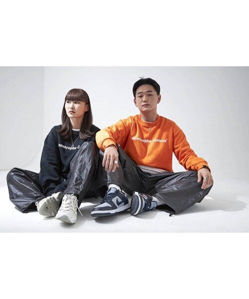 APOSTROPHE COMMA(アポストロフィコンマ)の「ベーシックフルネームロゴスウェットシャツ(ブラック/ホワイト)(スウェット・レディース・ブラック・LARGE/MEDIUM)」の3枚目の写真