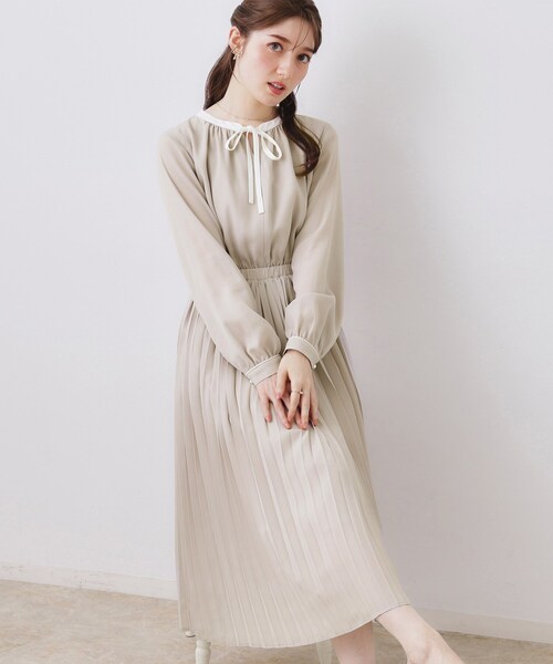couture brooch（クチュールブローチ）の「【ハレの日・通勤】配色シフォンプリーツ ワンピース（ワンピース・レディース・ネイビー/ナチュラル・36/38/40/42）」の2枚目の写真