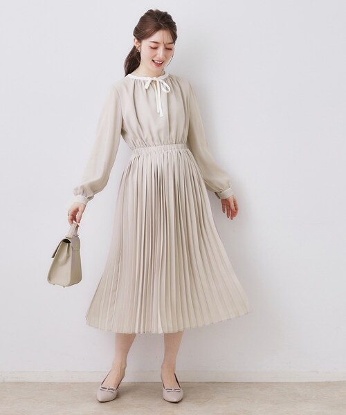 couture brooch（クチュールブローチ）の「【ハレの日・通勤】配色シフォンプリーツ ワンピース（ワンピース・レディース・ネイビー/ナチュラル・36/38/40/42）」の8枚目の写真