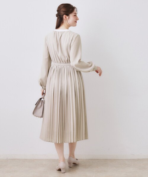 couture brooch（クチュールブローチ）の「【ハレの日・通勤】配色シフォンプリーツ ワンピース（ワンピース・レディース・ネイビー/ナチュラル・36/38/40/42）」の6枚目の写真