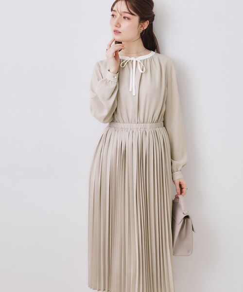 couture brooch（クチュールブローチ）の「【ハレの日・通勤】配色シフォンプリーツ ワンピース（ワンピース・レディース・ネイビー/ナチュラル・36/38/40/42）」の5枚目の写真