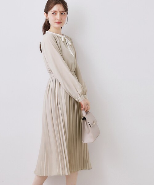 couture brooch（クチュールブローチ）の「【ハレの日・通勤】配色シフォンプリーツ ワンピース（ワンピース・レディース・ネイビー/ナチュラル・36/38/40/42）」の4枚目の写真