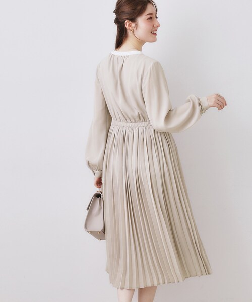 couture brooch（クチュールブローチ）の「【ハレの日・通勤】配色シフォンプリーツ ワンピース（ワンピース・レディース・ネイビー/ナチュラル・36/38/40/42）」の3枚目の写真