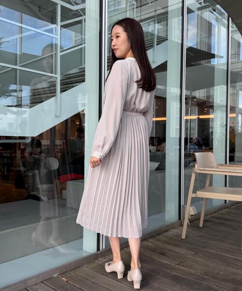 couture brooch（クチュールブローチ）の「【ハレの日・通勤】配色シフォンプリーツ ワンピース（ワンピース・レディース・ネイビー/ナチュラル・36/38/40/42）」の9枚目の写真