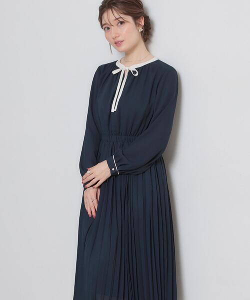 couture brooch（クチュールブローチ）の「【ハレの日・通勤】配色シフォンプリーツ ワンピース（ワンピース・レディース・ネイビー/ナチュラル・36/38/40/42）」の17枚目の写真