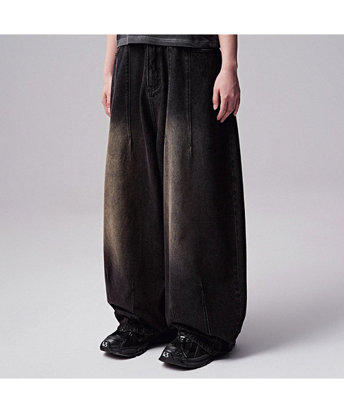 ZENDUST(ジェンダスト)の「Lun Super Wide Dart Denim Pants BLACK(デニムパンツ・レディース・ブラック・X-SMALL/MEDIUM/X-LARGE)」の1枚目の写真
