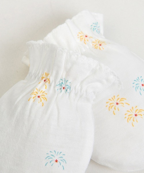 moimoln（モイモルン）の「【mini moi】花火柄ベビーミトン・手袋（その他ベビー用品・キッズ・オフホワイト・FREE）」の4枚目の写真