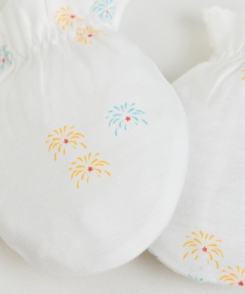 moimoln（モイモルン）の「【mini moi】花火柄ベビーミトン・手袋（その他ベビー用品・キッズ・オフホワイト・FREE）」の5枚目の写真