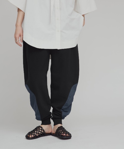 W:Huku(フーク)の「レッグパッチ スウェット カーヴィー パンツ / Leg Patch Sweatpants(スウェットパンツ・レディース・ブラック/杢グレー/オフホワイト・FREE)」の1枚目の写真